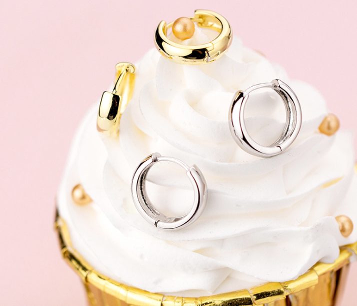 S925 silver round hoop earrings displayed on a cupcake with cream, featuring gold and silver options.