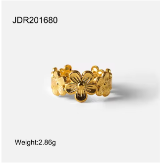 18k gold stainless steel ring featuring a floral design, lightweight at 2.86g, perfect for elegant outfits.